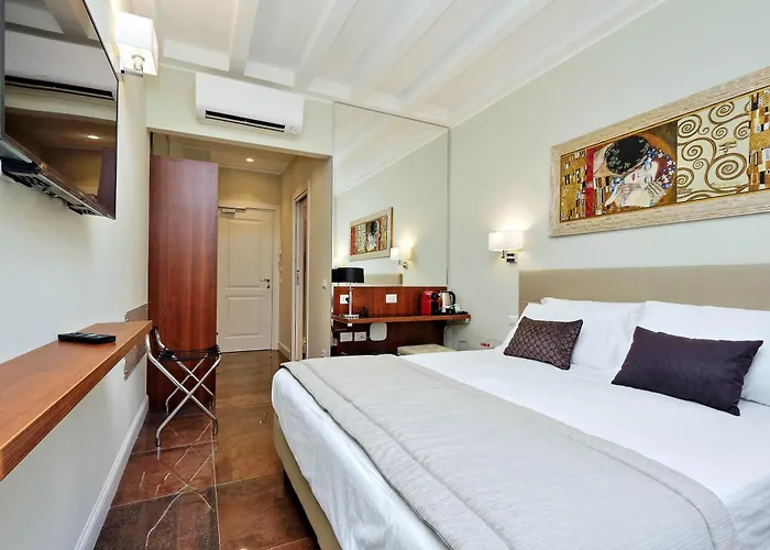 Piazza Venezia Grand 4*